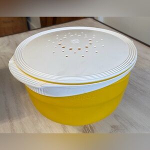 Collapsible Silicone Microwave Popcorn Popper Yellow BPA Free Bowl With Lid